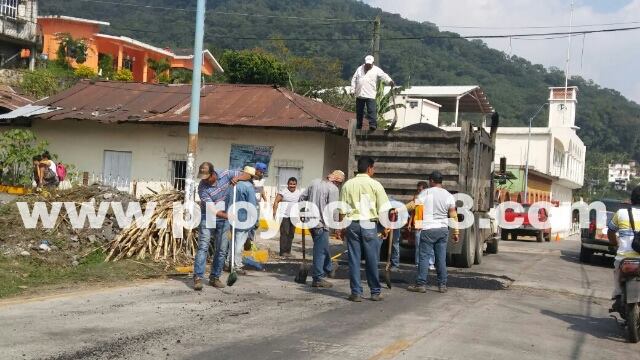 Bachean organizaciones cañeras CNC y CNPR carretera estatal a Atoyac-Paso del Macho