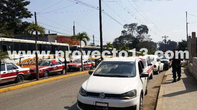 Taxistas retienen seis mototaxis por ofrecer servicio irregular en Tezonapa Taxistas retienen seis mototaxis por ofrecer servicio irregular en Tezonapa