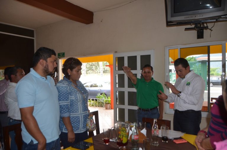 Toma protesta Cuahtémoc Yáñez como delegado municipal del PVEM en Atoyac