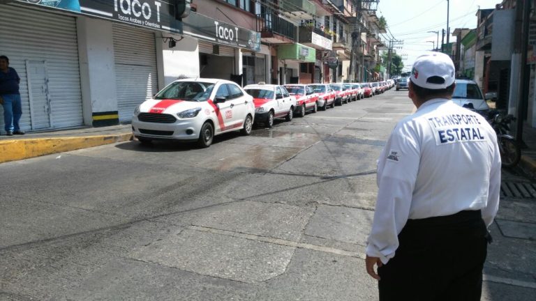 Marchan taxistas de la región para frenar abusos de Transporte Público