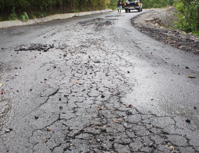 Abandonan constructoras obras de puente “Atlahuitzia” y caminos de Mixtla; por falta de pago de Gobierno del Estado