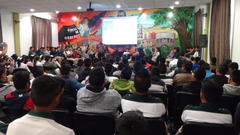 Imparte Francisco Villalvazo conferencia motivacional a estudiantes en Ciudad Mendoza