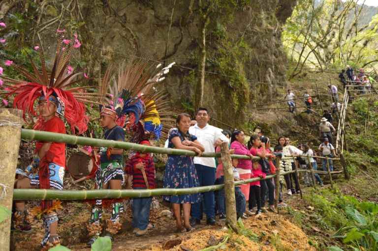 Rinden culto más de 100 montañistas a la Santa Cruz, en San Andrés Tenejapan