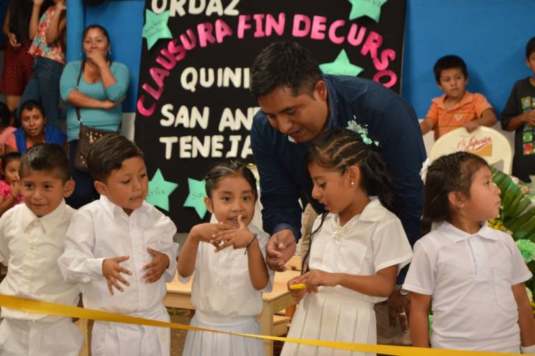 Alcalde de San Andrés Tenejapan entrega techado, dona mobiliario y útiles escolares