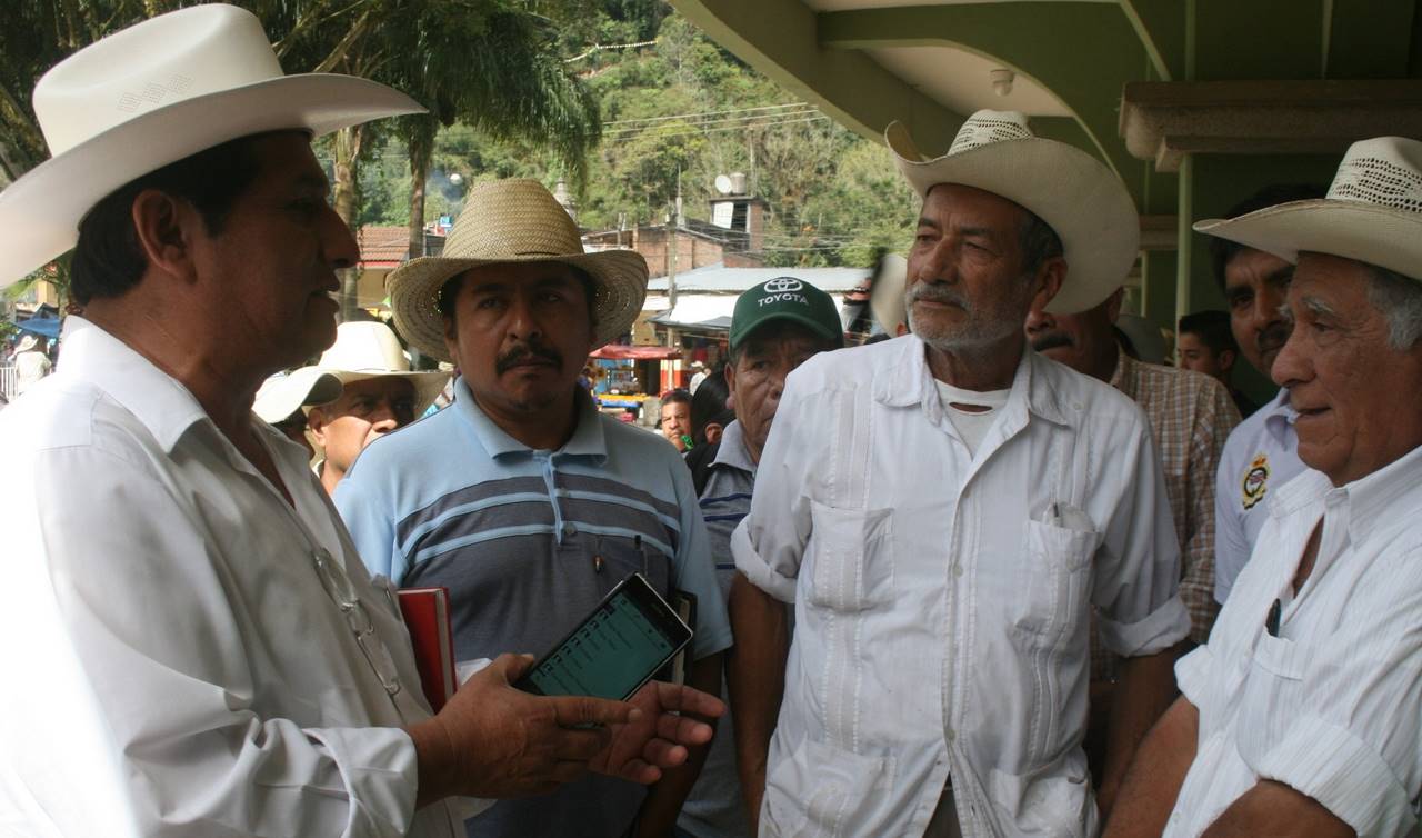 Vicencio Vite Bautista (a la izquierda)2c quiere presidencia del Consejo Cafetalero de Zongolica.