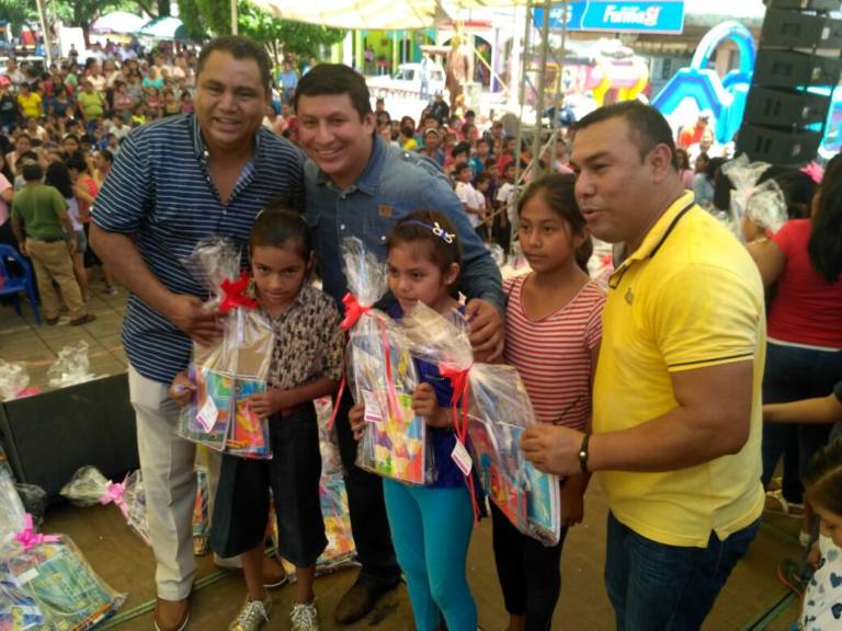 Clausura alcalde de Cosolapa, Gustavo Díaz Sánchez “vacaciones de verano”, con entrega de paquetes de útiles escolares