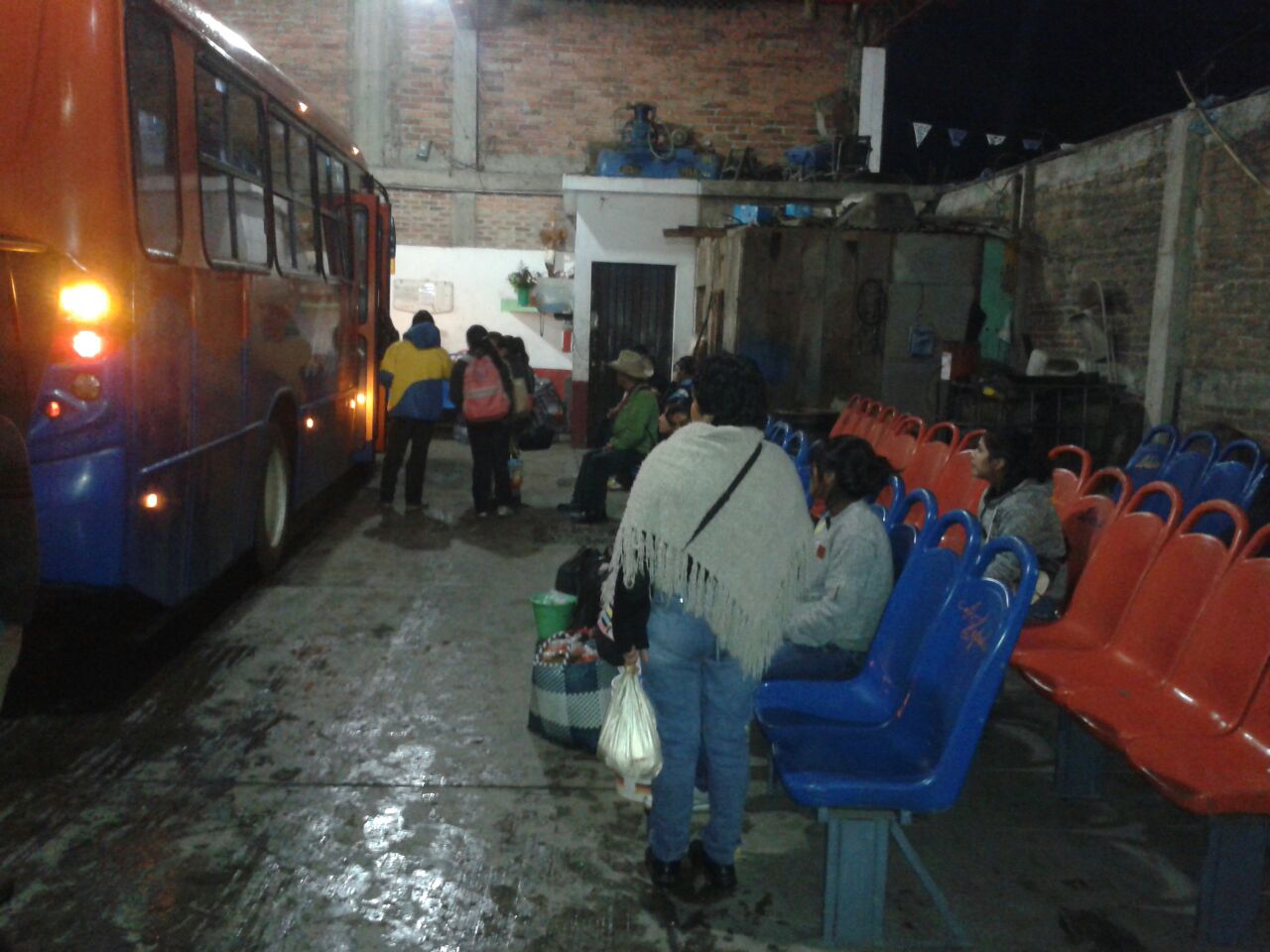 La empresa de autobuses Adelas improvisó una terminal en el área de talleres.