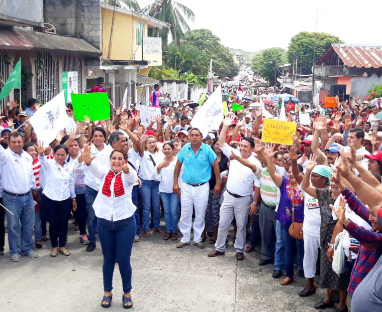Respaldan ciudadanos candidatura de Letty Flores, para ser la primera alcaldesa de Acatlán