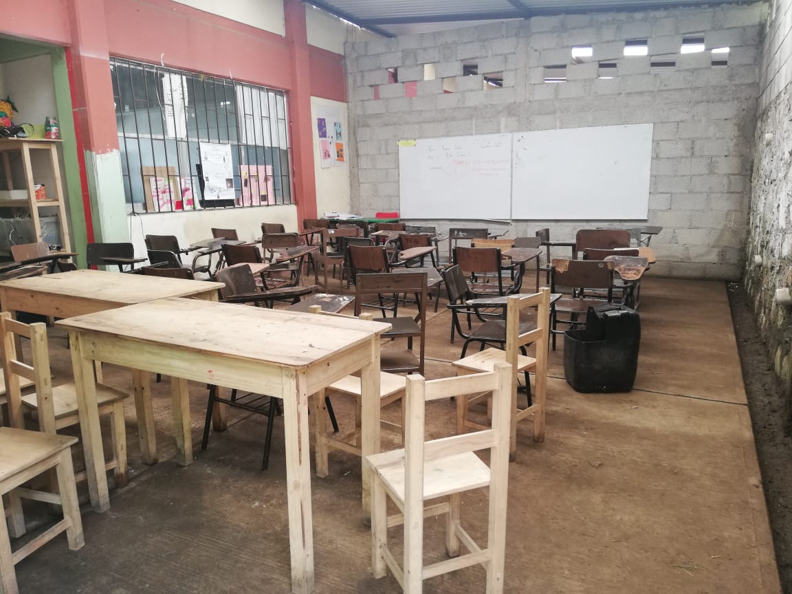 En un espacio habilitado los alumnos de la Tecnica 153 de Tequila reciben clases.