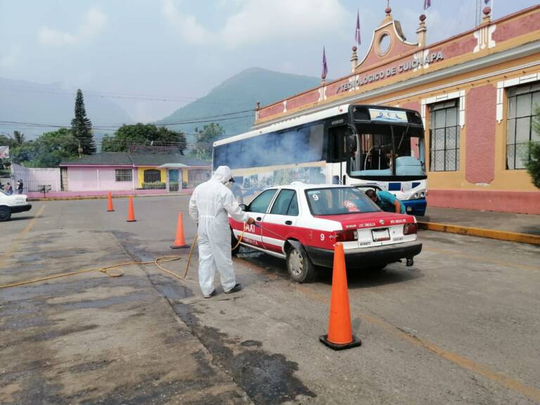Sanitizan vehículos en comunidades de Cuichapa