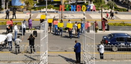 Protestan habitantes de Ciudad Mendoza para exigir apoyos