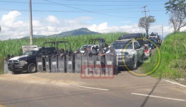 Policías impiden paso de cañeros en apoyo a Carlos Naranjo