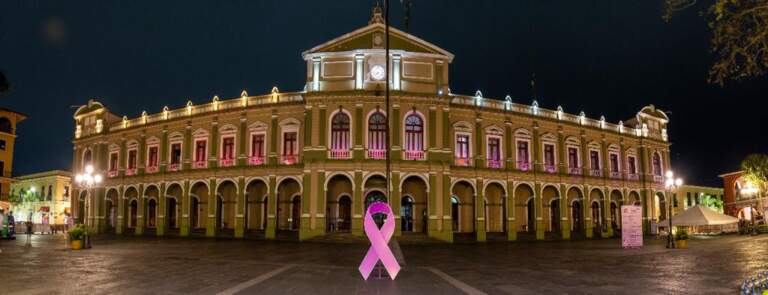 Iluminan de morado Palacio Municipal de Córdoba por Día Internacional de la Mujer