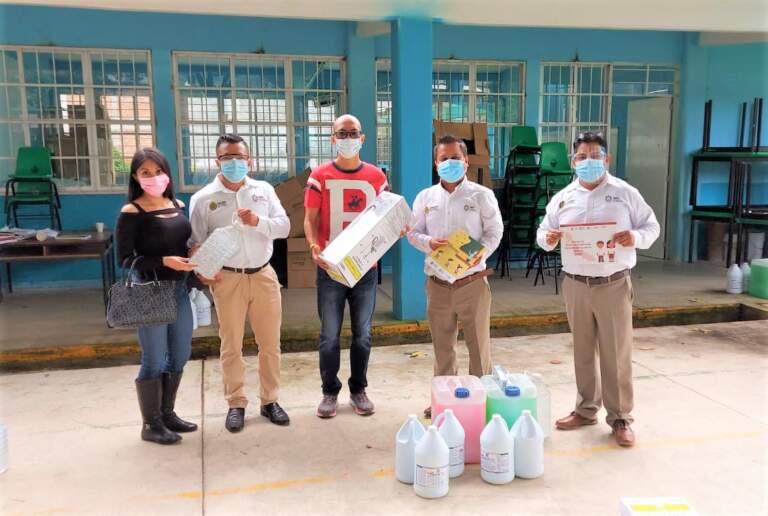 En Sierra de Zongolica, entregan kits de limpieza para regreso a clases