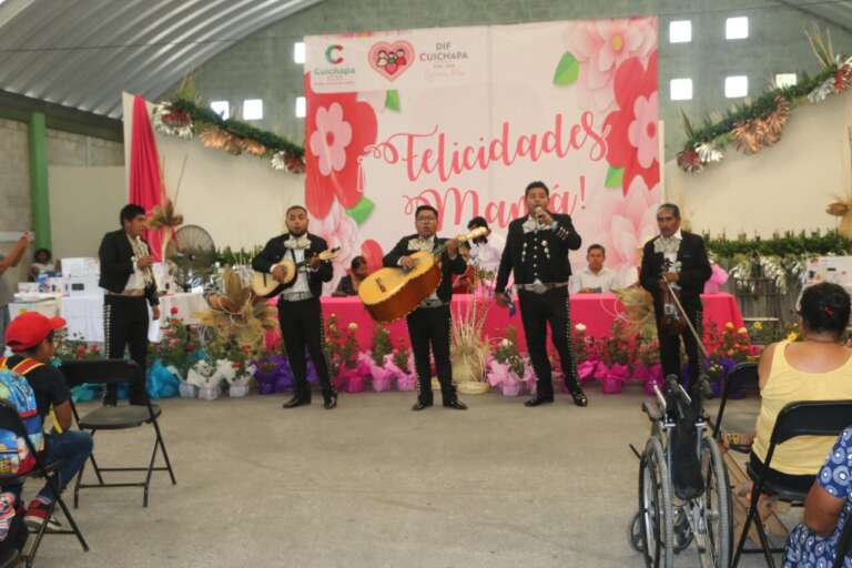 Celebra Juan Manuel Torres y DIF a las madrecitas de Cuichapa